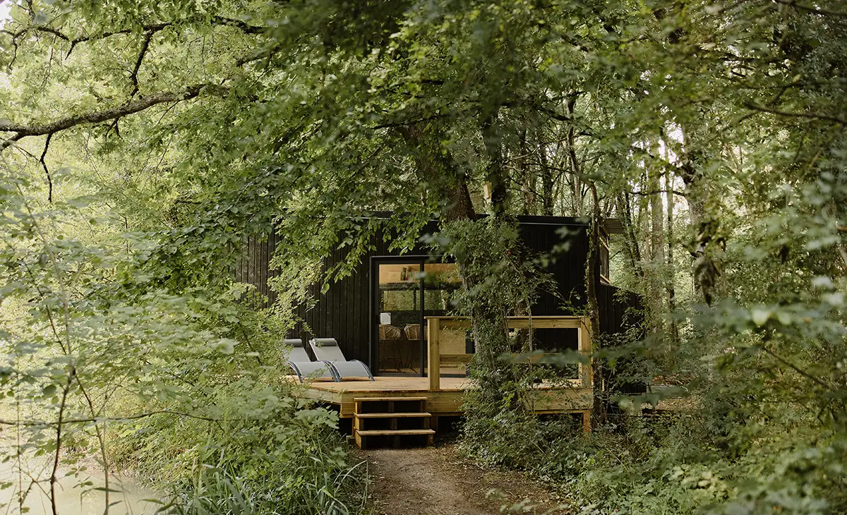Grenat Tiny house autonome 2 personnes dans la forêt d'Orléans à une heure de Paris en pleine nature au bord de l'étang avec terrasse